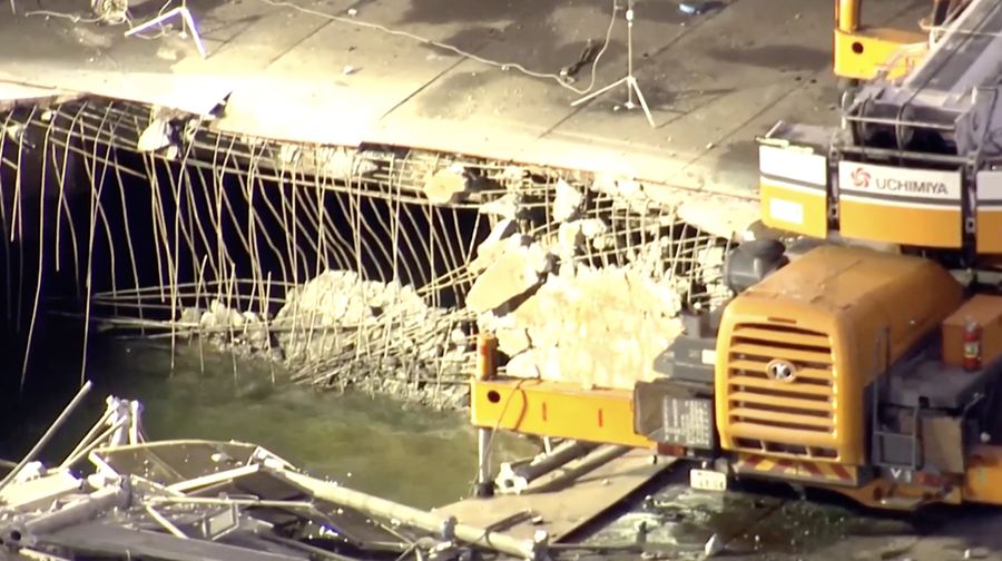 Tiga orang mengalami luka kritis dan satu orang masih hilang setelah perancah runtuh di lokasi konstruksi pabrik baja JFE Steel di Kota Kawasaki, Jepang timur,  pada Selasa (7/4/2026). (Tangkapan Layar Video Reuters/NIPPON TV / JAPAN)