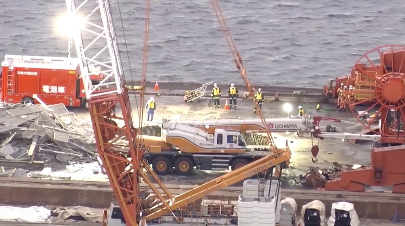 Tiga orang mengalami luka kritis dan satu orang masih hilang setelah perancah runtuh di lokasi konstruksi pabrik baja JFE Steel di Kota Kawasaki, Jepang timur,  pada Selasa (7/4/2026). (Tangkapan Layar Video Reuters/NIPPON TV / JAPAN)