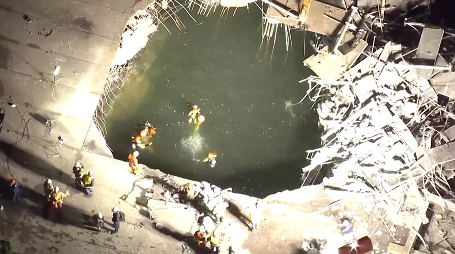 Tiga orang mengalami luka kritis dan satu orang masih hilang setelah perancah runtuh di lokasi konstruksi pabrik baja JFE Steel di Kota Kawasaki, Jepang timur,  pada Selasa (7/4/2026). (Tangkapan Layar Video Reuters/NIPPON TV / JAPAN)