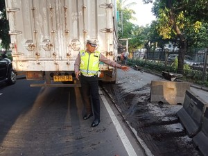 Truk Tabrak Separator Busway di Jalan Daan Mogot Jakbar, Lalin Macet