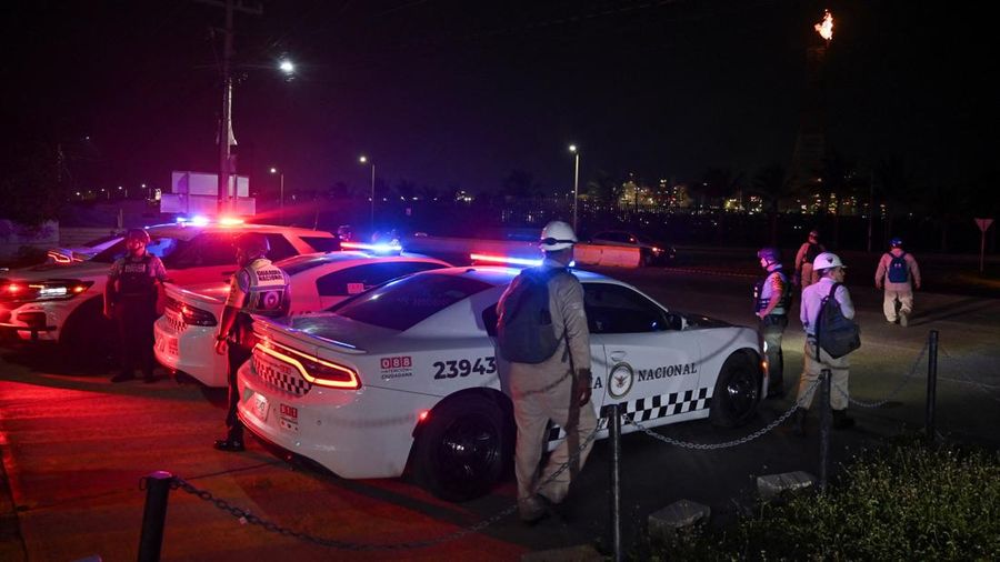 Asap dan api membubung dari kilang Olmeca milik Pemex di Dos Bocas, menyusul kebakaran di fasilitasnya di Paraiso, negara bagian Tabasco, Meksiko, 9 April 2026. (Choco Vlog via Facebook/via REUTERS)