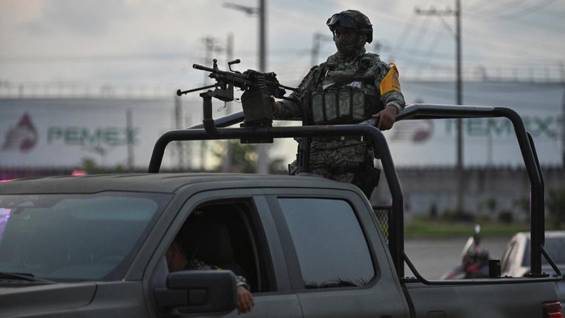 Asap dan api membubung dari kilang Olmeca milik Pemex di Dos Bocas, menyusul kebakaran di fasilitasnya di Paraiso, negara bagian Tabasco, Meksiko, 9 April 2026. (Choco Vlog via Facebook/via REUTERS)