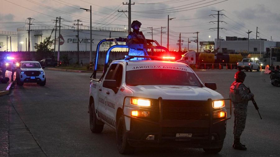 Asap dan api membubung dari kilang Olmeca milik Pemex di Dos Bocas, menyusul kebakaran di fasilitasnya di Paraiso, negara bagian Tabasco, Meksiko, 9 April 2026. (Choco Vlog via Facebook/via REUTERS)