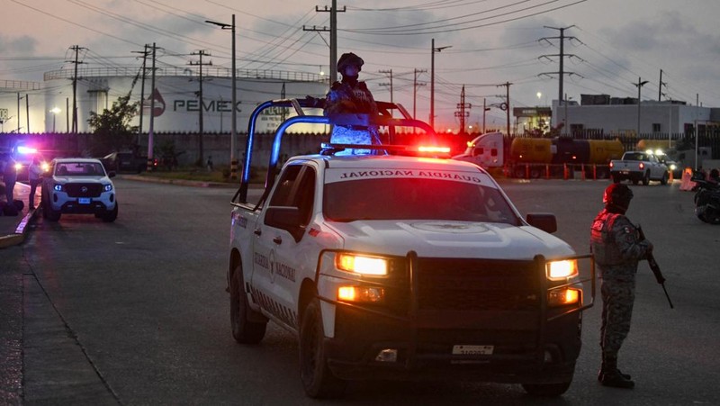 Asap dan api membubung dari kilang Olmeca milik Pemex di Dos Bocas, menyusul kebakaran di fasilitasnya di Paraiso, negara bagian Tabasco, Meksiko, 9 April 2026. (Choco Vlog via Facebook/via REUTERS)