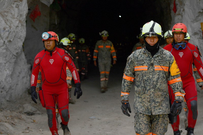Anggota tim penyelamat berupaya menyelamatkan penambang Francisco Zapata Najera, 42 tahun, selama pencarian empat penambang lainnya setelah terjadi runtuhan di tambang Minerales de Sinaloa, di kotamadya El Rosario, negara bagian Sinaloa, Meksiko, 8 April 2026. (REUTERS/Stringer)