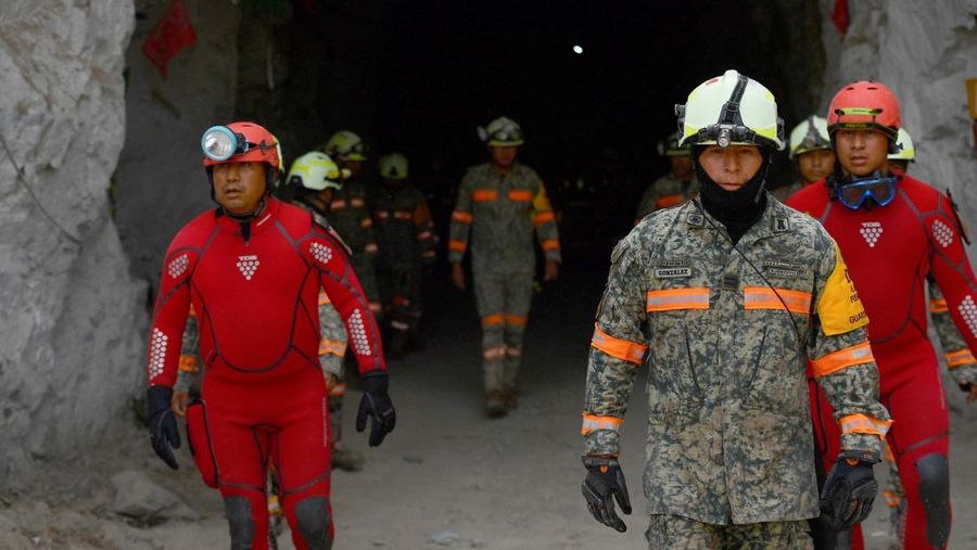 Anggota tim penyelamat berupaya menyelamatkan penambang Francisco Zapata Najera, 42 tahun, selama pencarian empat penambang lainnya setelah terjadi runtuhan di tambang Minerales de Sinaloa, di kotamadya El Rosario, negara bagian Sinaloa, Meksiko, 8 April 2026. (REUTERS/Stringer)