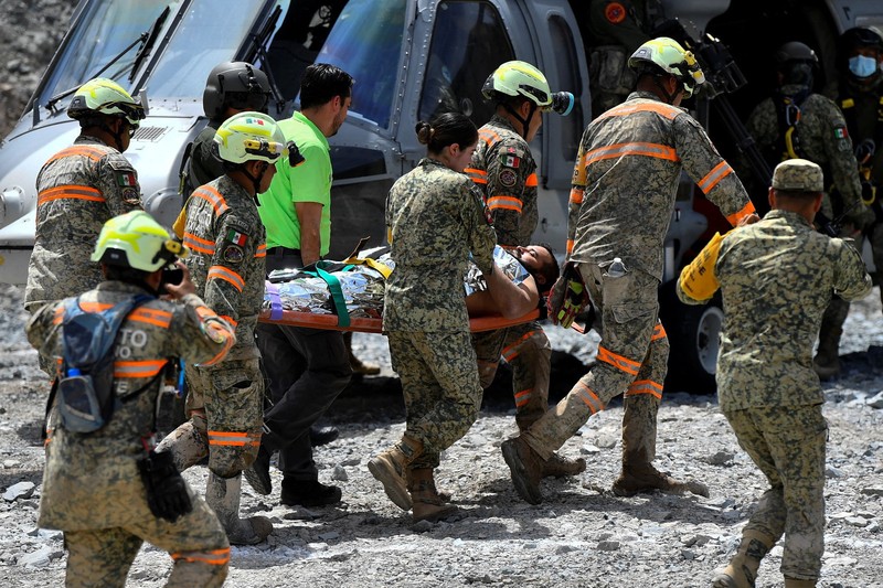 Anggota tim penyelamat berupaya menyelamatkan penambang Francisco Zapata Najera, 42 tahun, selama pencarian empat penambang lainnya setelah terjadi runtuhan di tambang Minerales de Sinaloa, di kotamadya El Rosario, negara bagian Sinaloa, Meksiko, 8 April 2026. (REUTERS/Stringer)