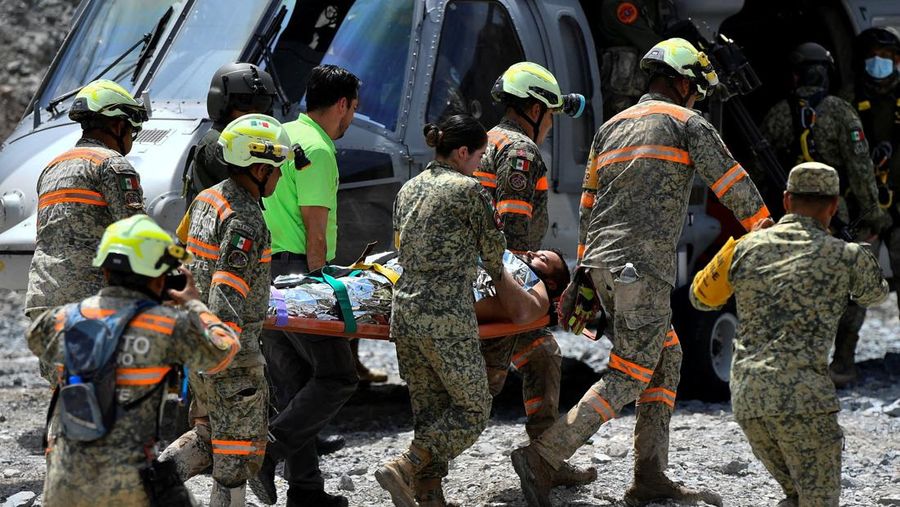 Anggota tim penyelamat berupaya menyelamatkan penambang Francisco Zapata Najera, 42 tahun, selama pencarian empat penambang lainnya setelah terjadi runtuhan di tambang Minerales de Sinaloa, di kotamadya El Rosario, negara bagian Sinaloa, Meksiko, 8 April 2026. (REUTERS/Stringer)
