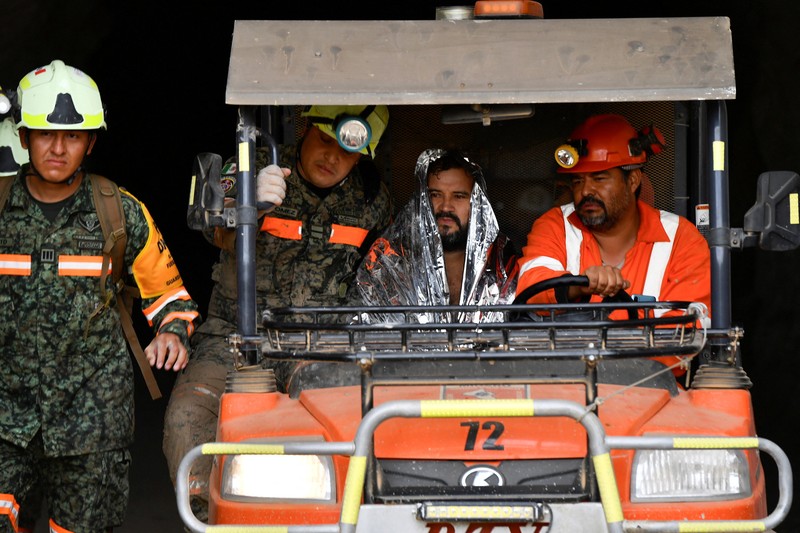 Anggota tim penyelamat berupaya menyelamatkan penambang Francisco Zapata Najera, 42 tahun, selama pencarian empat penambang lainnya setelah terjadi runtuhan di tambang Minerales de Sinaloa, di kotamadya El Rosario, negara bagian Sinaloa, Meksiko, 8 April 2026. (REUTERS/Stringer)
