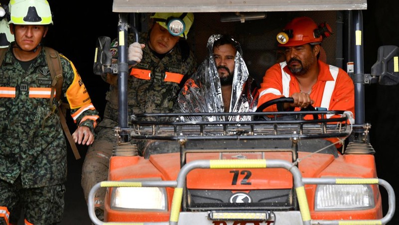 Anggota tim penyelamat berupaya menyelamatkan penambang Francisco Zapata Najera, 42 tahun, selama pencarian empat penambang lainnya setelah terjadi runtuhan di tambang Minerales de Sinaloa, di kotamadya El Rosario, negara bagian Sinaloa, Meksiko, 8 April 2026. (REUTERS/Stringer)