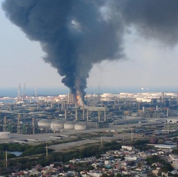 Api Melalap Kilang Minyak Pemex, Produksi BBM Terancam
