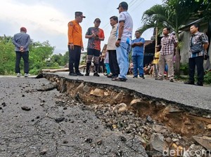 Jalan Ambles di Kedungdowo Meluas, Bupati Nganjuk Minta Kajian Ahli