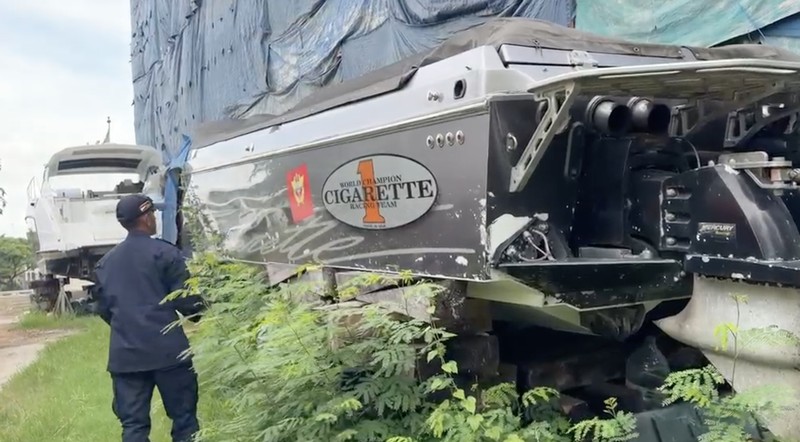 Direktorat Jenderal Bea dan Cukai (DJBC) Kementerian Keuangan kembali menyegel empat kapal yacht ilegal yang masuk ke perairan Indonesia dan diduga diperdagangkan secara gelap. Penyegelan dilakukan setelah tim gabungan Kanwil DJBC dan Kanwil Ditjen Pajak Jakarta Utara melakukan pengawasan importasi kapal wisata asing di Pantai Mutiara, Jakarta Utara, Jumat (10/4/2026). (Dok. Bea Cukai Jakarta)