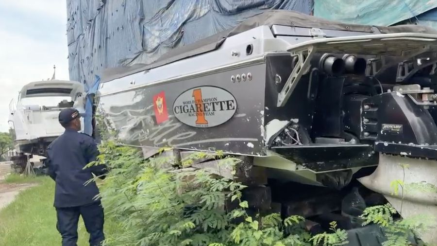 Direktorat Jenderal Bea dan Cukai (DJBC) Kementerian Keuangan kembali menyegel empat kapal yacht ilegal yang masuk ke perairan Indonesia dan diduga diperdagangkan secara gelap. Penyegelan dilakukan setelah tim gabungan Kanwil DJBC dan Kanwil Ditjen Pajak Jakarta Utara melakukan pengawasan importasi kapal wisata asing di Pantai Mutiara, Jakarta Utara, Jumat (10/4/2026). (Dok. Bea Cukai Jakarta)