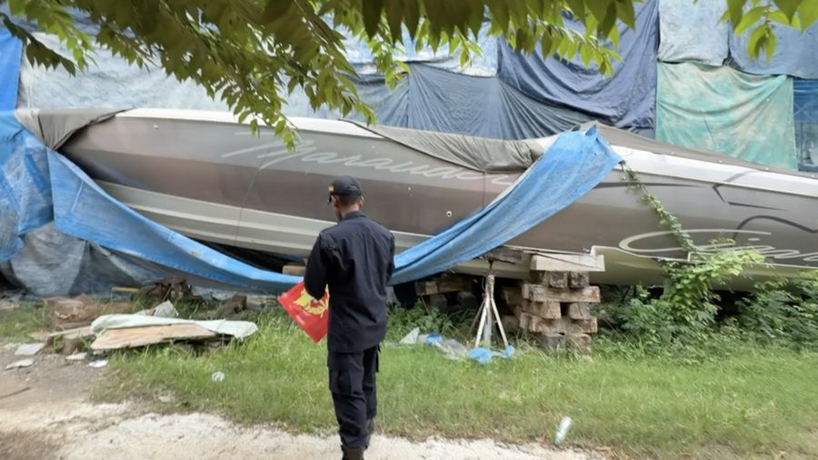 Direktorat Jenderal Bea dan Cukai (DJBC) Kementerian Keuangan kembali menyegel empat kapal yacht ilegal yang masuk ke perairan Indonesia dan diduga diperdagangkan secara gelap. Penyegelan dilakukan setelah tim gabungan Kanwil DJBC dan Kanwil Ditjen Pajak Jakarta Utara melakukan pengawasan importasi kapal wisata asing di Pantai Mutiara, Jakarta Utara, Jumat (10/4/2026). (Dok. Bea Cukai Jakarta)