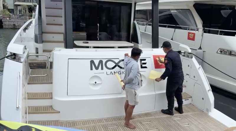 Direktorat Jenderal Bea dan Cukai (DJBC) Kementerian Keuangan kembali menyegel empat kapal yacht ilegal yang masuk ke perairan Indonesia dan diduga diperdagangkan secara gelap. Penyegelan dilakukan setelah tim gabungan Kanwil DJBC dan Kanwil Ditjen Pajak Jakarta Utara melakukan pengawasan importasi kapal wisata asing di Pantai Mutiara, Jakarta Utara, Jumat (10/4/2026). (Dok. Bea Cukai Jakarta)