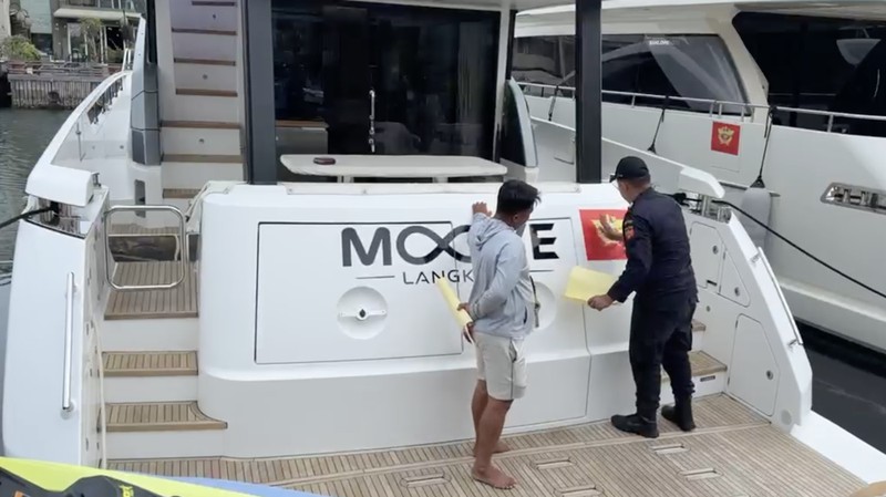 Direktorat Jenderal Bea dan Cukai (DJBC) Kementerian Keuangan kembali menyegel empat kapal yacht ilegal yang masuk ke perairan Indonesia dan diduga diperdagangkan secara gelap. Penyegelan dilakukan setelah tim gabungan Kanwil DJBC dan Kanwil Ditjen Pajak Jakarta Utara melakukan pengawasan importasi kapal wisata asing di Pantai Mutiara, Jakarta Utara, Jumat (10/4/2026). (Dok. Bea Cukai Jakarta)