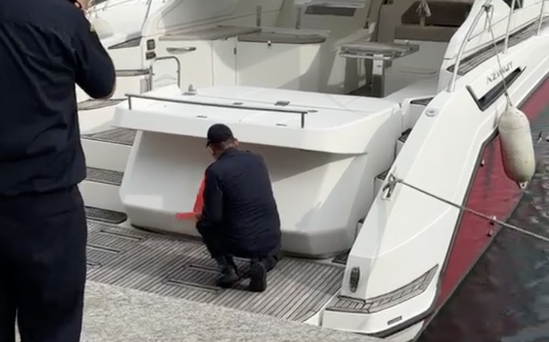 Direktorat Jenderal Bea dan Cukai (DJBC) Kementerian Keuangan kembali menyegel empat kapal yacht ilegal yang masuk ke perairan Indonesia dan diduga diperdagangkan secara gelap. Penyegelan dilakukan setelah tim gabungan Kanwil DJBC dan Kanwil Ditjen Pajak Jakarta Utara melakukan pengawasan importasi kapal wisata asing di Pantai Mutiara, Jakarta Utara, Jumat (10/4/2026). (Dok. Bea Cukai Jakarta)