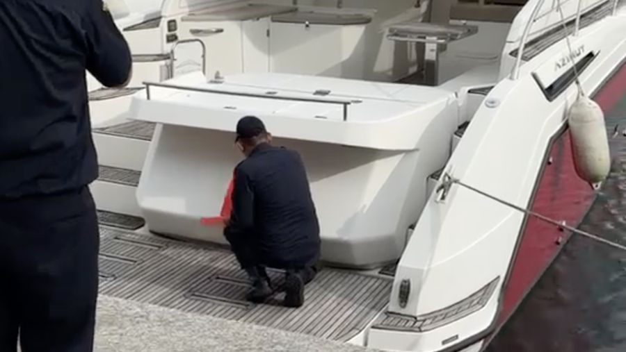 Direktorat Jenderal Bea dan Cukai (DJBC) Kementerian Keuangan kembali menyegel empat kapal yacht ilegal yang masuk ke perairan Indonesia dan diduga diperdagangkan secara gelap. Penyegelan dilakukan setelah tim gabungan Kanwil DJBC dan Kanwil Ditjen Pajak Jakarta Utara melakukan pengawasan importasi kapal wisata asing di Pantai Mutiara, Jakarta Utara, Jumat (10/4/2026). (Dok. Bea Cukai Jakarta)