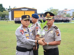 2 Perwira Naik Pangkat Jelang Purna Tugas, Kapolda Riau Hadiahi Pohon