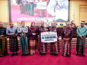 Gubernur Sulsel Genjot Konektivitas Jalan-Irigasi Wajo, Beri Bantuan Rp 15 M