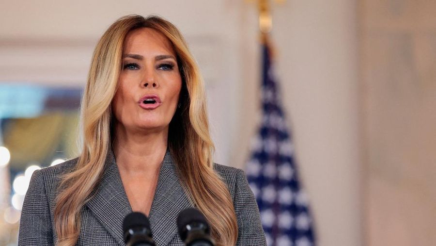 Ibu Negara AS Melania Trump menyampaikan pidato mengenai mendiang pengusaha dan terpidana pelaku kejahatan seksual Jeffrey Epstein dari Grand Foyer Gedung Putih di Washington, D.C., AS, 9 April 2026. (REUTERS/Evan Vucci)