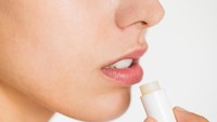 Lip Balm Stick atau Balm Leleh, Mana yang Lebih Cocok untuk Rutinitas Harianmu? 