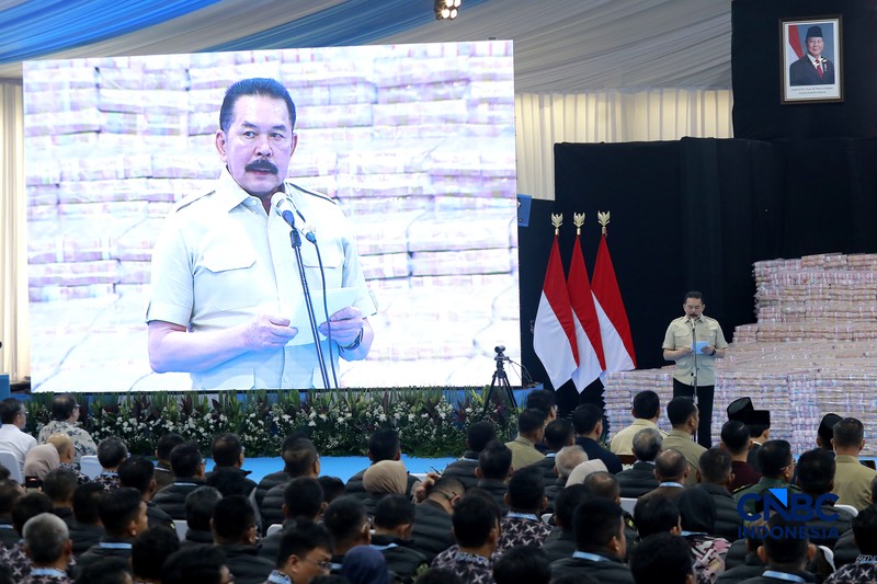 Penyerahan secara simbolis Jaksa Agung ST Burhanuddin kepada Menteri Keuangan Purbaya Yudhi Sadewa yang disaksikan langsung Presiden Prabowo Subianto dalam kegiatan Penyerahan Denda Administratif dan Penyelamatan Keuangan Negara Serta Penguasaan Kembali Kawasan Hutan Tahap VI di Kejaksaan Agung, Jakarta, Jumat (10/04/2026). (CNBC Indonesia/Muhammad Sabki)