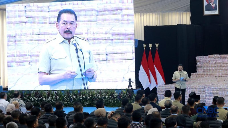 Penyerahan secara simbolis Jaksa Agung ST Burhanuddin kepada Menteri Keuangan Purbaya Yudhi Sadewa yang disaksikan langsung Presiden Prabowo Subianto dalam kegiatan Penyerahan Denda Administratif dan Penyelamatan Keuangan Negara Serta Penguasaan Kembali Kawasan Hutan Tahap VI di Kejaksaan Agung, Jakarta, Jumat (10/04/2026). (CNBC Indonesia/Muhammad Sabki)
