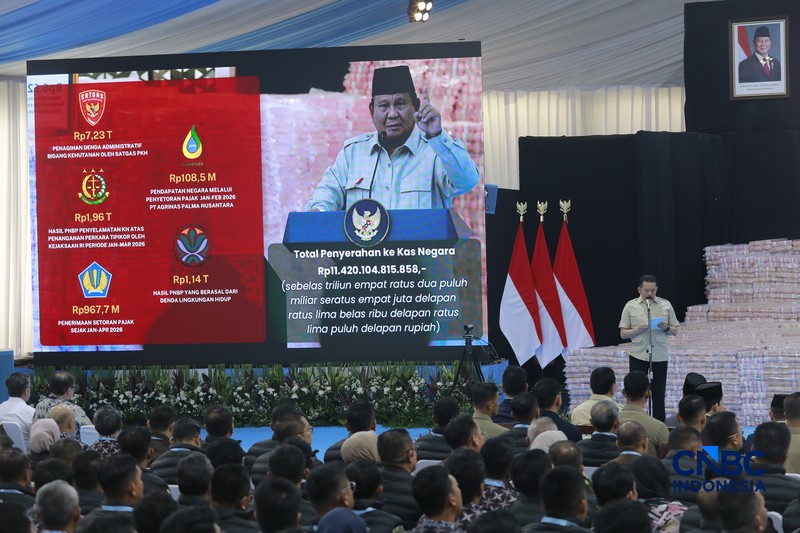 Penyerahan secara simbolis Jaksa Agung ST Burhanuddin kepada Menteri Keuangan Purbaya Yudhi Sadewa yang disaksikan langsung Presiden Prabowo Subianto dalam kegiatan Penyerahan Denda Administratif dan Penyelamatan Keuangan Negara Serta Penguasaan Kembali Kawasan Hutan Tahap VI di Kejaksaan Agung, Jakarta, Jumat (10/04/2026). (CNBC Indonesia/Muhammad Sabki)