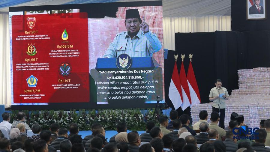 Penyerahan secara simbolis Jaksa Agung ST Burhanuddin kepada Menteri Keuangan Purbaya Yudhi Sadewa yang disaksikan langsung Presiden Prabowo Subianto dalam kegiatan Penyerahan Denda Administratif dan Penyelamatan Keuangan Negara Serta Penguasaan Kembali Kawasan Hutan Tahap VI di Kejaksaan Agung, Jakarta, Jumat (10/04/2026). (CNBC Indonesia/Muhammad Sabki)