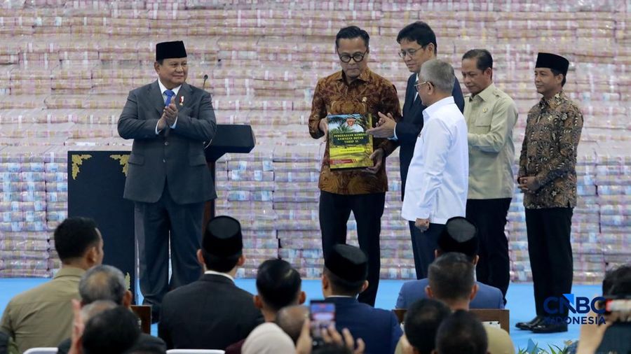 Penyerahan secara simbolis Jaksa Agung ST Burhanuddin kepada Menteri Keuangan Purbaya Yudhi Sadewa yang disaksikan langsung Presiden Prabowo Subianto dalam kegiatan Penyerahan Denda Administratif dan Penyelamatan Keuangan Negara Serta Penguasaan Kembali Kawasan Hutan Tahap VI di Kejaksaan Agung, Jakarta, Jumat (10/04/2026). (CNBC Indonesia/Muhammad Sabki)