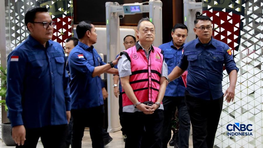 Petugas mendampingi tersangka perkara dugaan pengadaan minyak mentah dan produk kilang Irawan Prakoso (tengah) seusai menjalani pemeriksaan di Kejaksaan Agung, Jakarta, Kamis (9/4/2026). Kejaksaan Agung menetapkan tujuh tersangka dalam kasus dugaan korupsi pengadaan minyak mentah dan produk kilang di Pertamina Energy Trading Limited (Petral) atau Pertamina Energy Services (PES) Pte Ltd. (CNBC Indonesia/Muhammad Sabki)