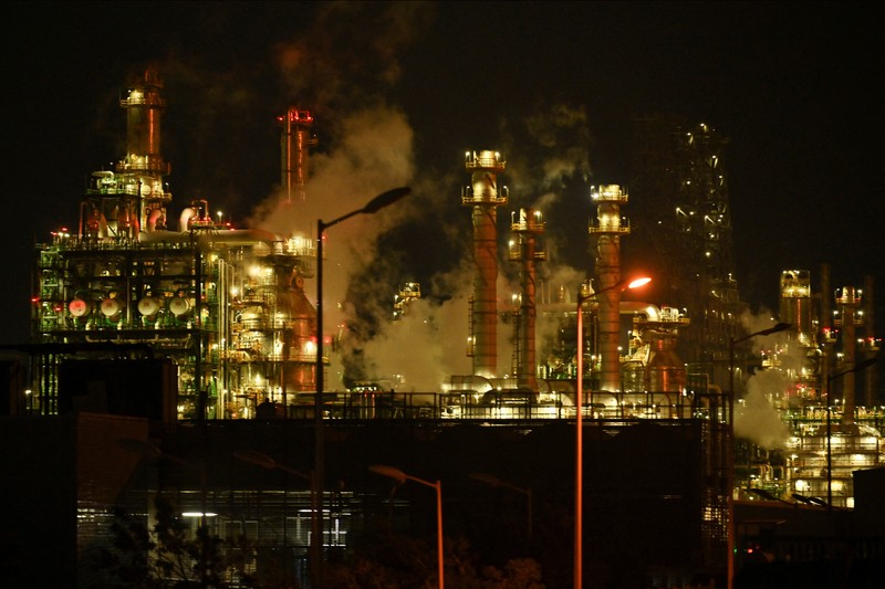 Asap dan api membubung dari kilang Olmeca milik Pemex di Dos Bocas, menyusul kebakaran di fasilitasnya di Paraiso, negara bagian Tabasco, Meksiko, 9 April 2026. (Choco Vlog via Facebook/via REUTERS)