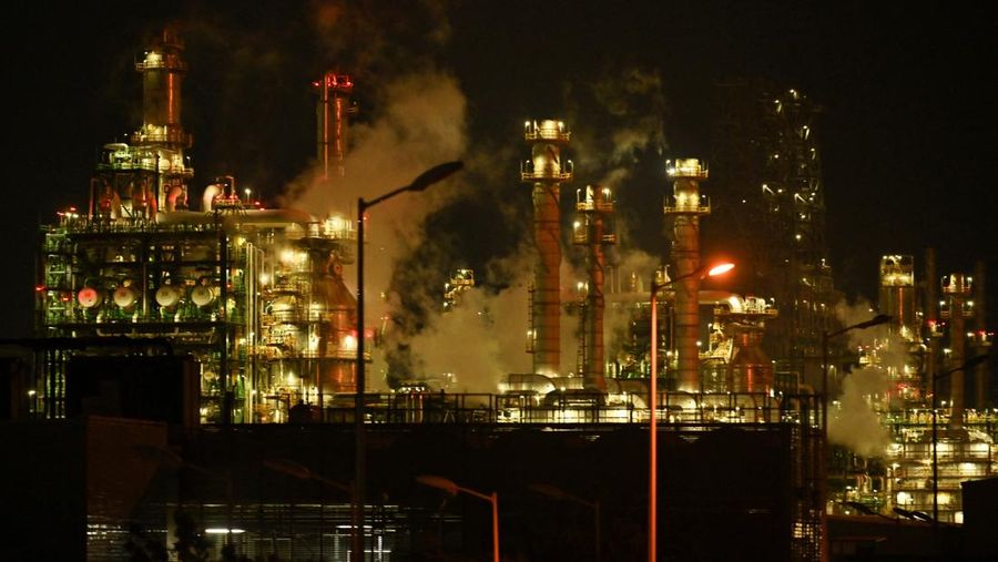 Asap dan api membubung dari kilang Olmeca milik Pemex di Dos Bocas, menyusul kebakaran di fasilitasnya di Paraiso, negara bagian Tabasco, Meksiko, 9 April 2026. (Choco Vlog via Facebook/via REUTERS)