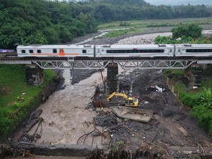 Perbaikan Jembatan Rel Prupuk-Linggapura Bikin 13 Perjalanan KA Terlambat