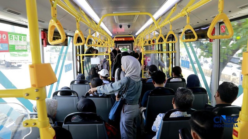 Lalu lintas Jakarta saat pemberlakukan Work From Home (WFH), Jumat (10/4/2026).(CNBC Indonesia