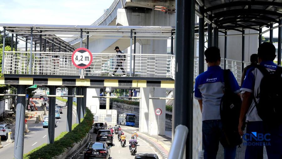 Lalu lintas Jakarta saat pemberlakukan Work From Home (WFH), Jumat (10/4/2026).(CNBC Indonesia