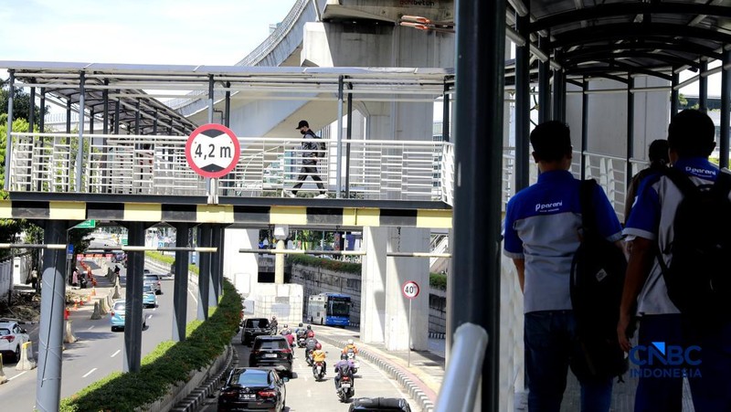 Lalu lintas Jakarta saat pemberlakukan Work From Home (WFH), Jumat (10/4/2026).(CNBC Indonesia