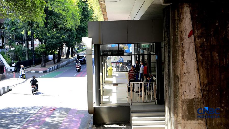 Lalu lintas Jakarta saat pemberlakukan Work From Home (WFH), Jumat (10/4/2026).(CNBC Indonesia