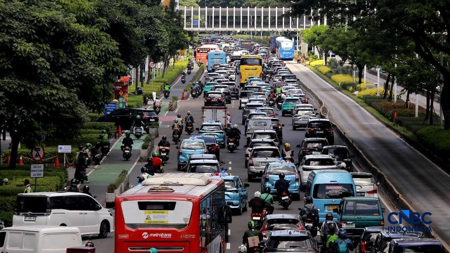Lalu lintas Jakarta saat pemberlakukan Work From Home (WFH), Jumat (10/4/2026).(CNBC Indonesia