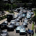 Lalu lintas Jakarta, Jumat (10/4/2026). (CNBC Indonesia/Muhammad Sabki). Pelacak di dalam mobil atau tempat lain bisa dicari pakai HP.