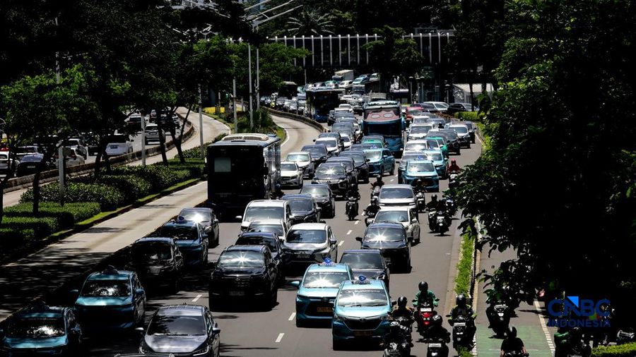 Lalu lintas Jakarta, Jumat (10/4/2026). (CNBC Indonesia/Muhammad Sabki). Pelacak di dalam mobil atau tempat lain bisa dicari pakai HP.