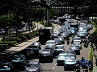 Lalu lintas Jakarta, Jumat (10/4/2026). (CNBC Indonesia/Muhammad Sabki). Pelacak di dalam mobil atau tempat lain bisa dicari pakai HP.