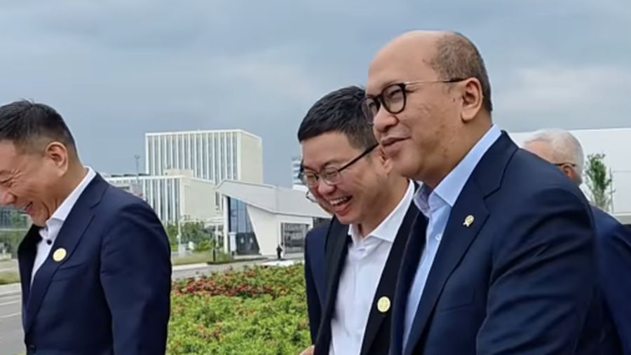 Menteri Investasi dan Hilirisasi/Kepala Badan Koordinasi Penanaman Modal (BKPM) sekaligus CEO BPI Danantara, Rosan Perkasa Roeslani saat meninjauan ke fasilitas perusahaan terkemuka di bidang manufaktur sel surya, Yingfa Group di China. (Instagram/ro