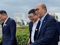 Menteri Investasi dan Hilirisasi/Kepala Badan Koordinasi Penanaman Modal (BKPM) sekaligus CEO BPI Danantara, Rosan Perkasa Roeslani saat meninjauan ke fasilitas perusahaan terkemuka di bidang manufaktur sel surya, Yingfa Group di China. (Instagram/ro