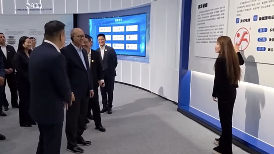 Menteri Investasi dan Hilirisasi/Kepala Badan Koordinasi Penanaman Modal (BKPM) sekaligus CEO BPI Danantara, Rosan Perkasa Roeslani saat meninjauan ke fasilitas perusahaan terkemuka di bidang manufaktur sel surya, Yingfa Group di China. (Instagram/rosanroeslani)