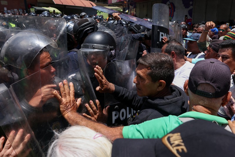 Para pekerja sektor publik bentrok dengan Kepolisian Nasional Bolivarian selama protes yang menuntut upah lebih tinggi dan kondisi kerja yang lebih baik, di Caracas, Venezuela, 9 April 2026. (REUTERS/Leonardo Fernandez Viloria)