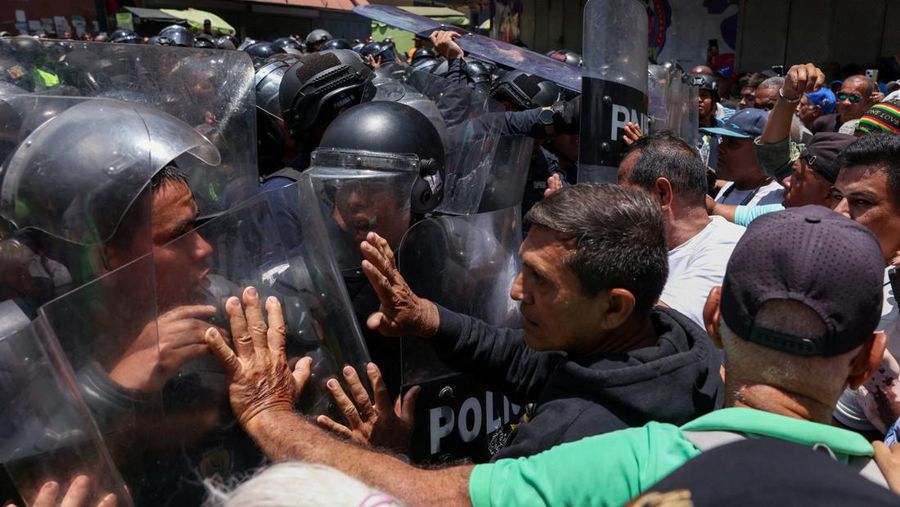 Para pekerja sektor publik bentrok dengan Kepolisian Nasional Bolivarian selama protes yang menuntut upah lebih tinggi dan kondisi kerja yang lebih baik, di Caracas, Venezuela, 9 April 2026. (REUTERS/Leonardo Fernandez Viloria)