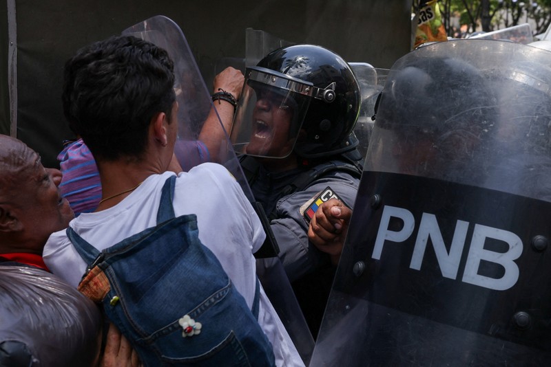 Para pekerja sektor publik bentrok dengan Kepolisian Nasional Bolivarian selama protes yang menuntut upah lebih tinggi dan kondisi kerja yang lebih baik, di Caracas, Venezuela, 9 April 2026. (REUTERS/Leonardo Fernandez Viloria)
